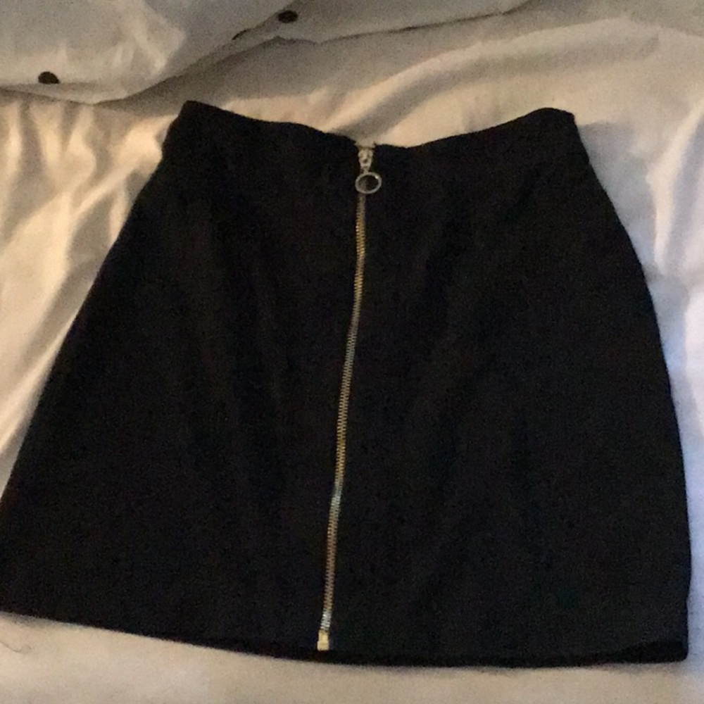 H&M skirt black w/ gold zipper🤩🤩🤩
